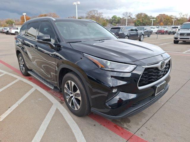 used 2022 Toyota Highlander car, priced at $34,130