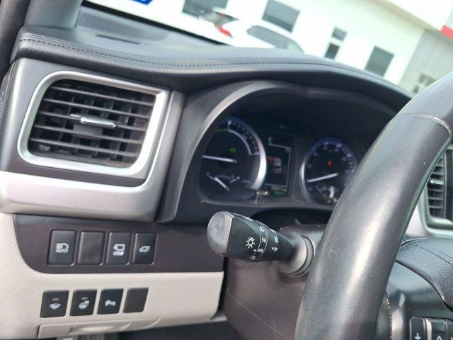 used 2019 Toyota Highlander Hybrid car, priced at $33,298
