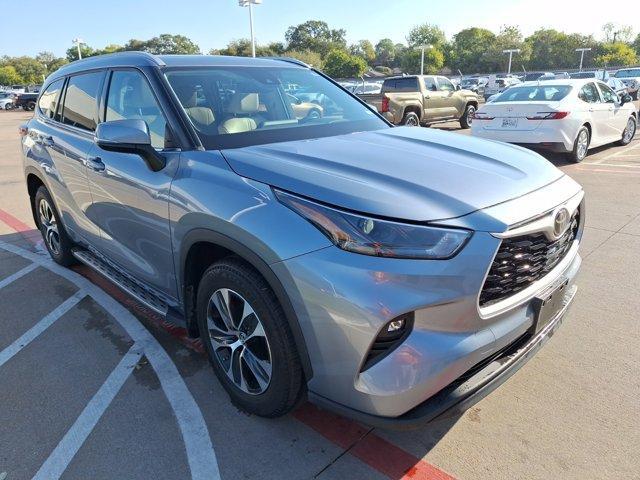 used 2022 Toyota Highlander car, priced at $37,274