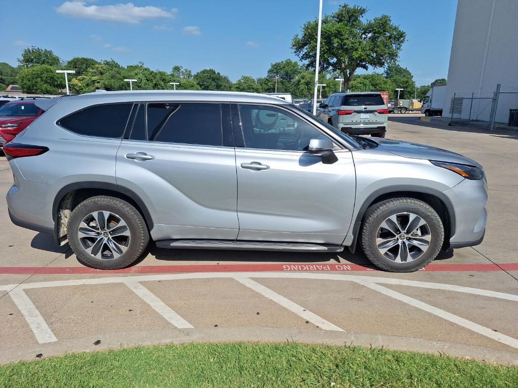 used 2022 Toyota Highlander car, priced at $35,274