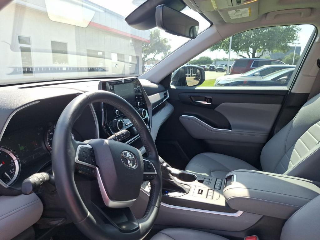used 2022 Toyota Highlander car, priced at $35,274