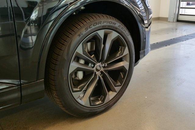 new 2025 Audi Q7 car, priced at $77,695