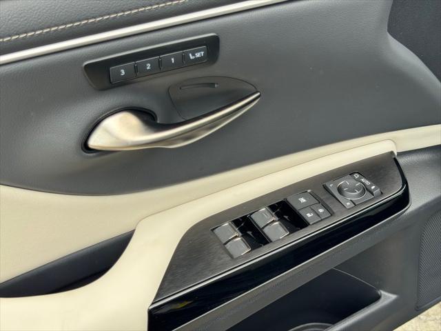 new 2025 Lexus ES 300h car, priced at $52,736