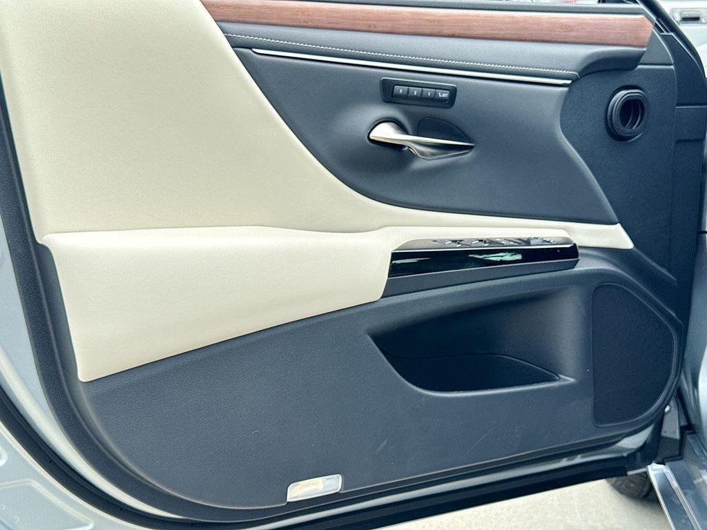 new 2025 Lexus ES 350 car, priced at $52,547