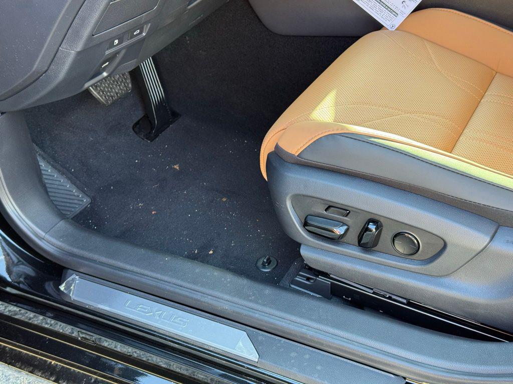 new 2025 Lexus ES 350 car, priced at $58,092