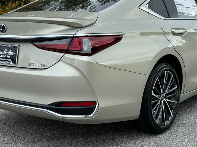 new 2025 Lexus ES 300h car, priced at $52,976