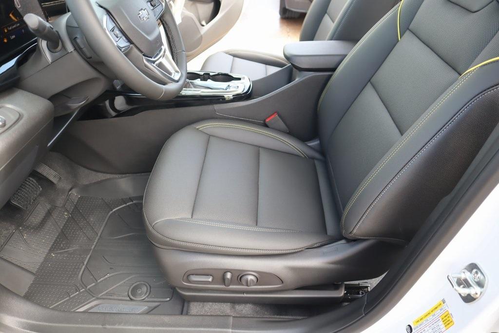 new 2025 Chevrolet Trax car, priced at $28,100