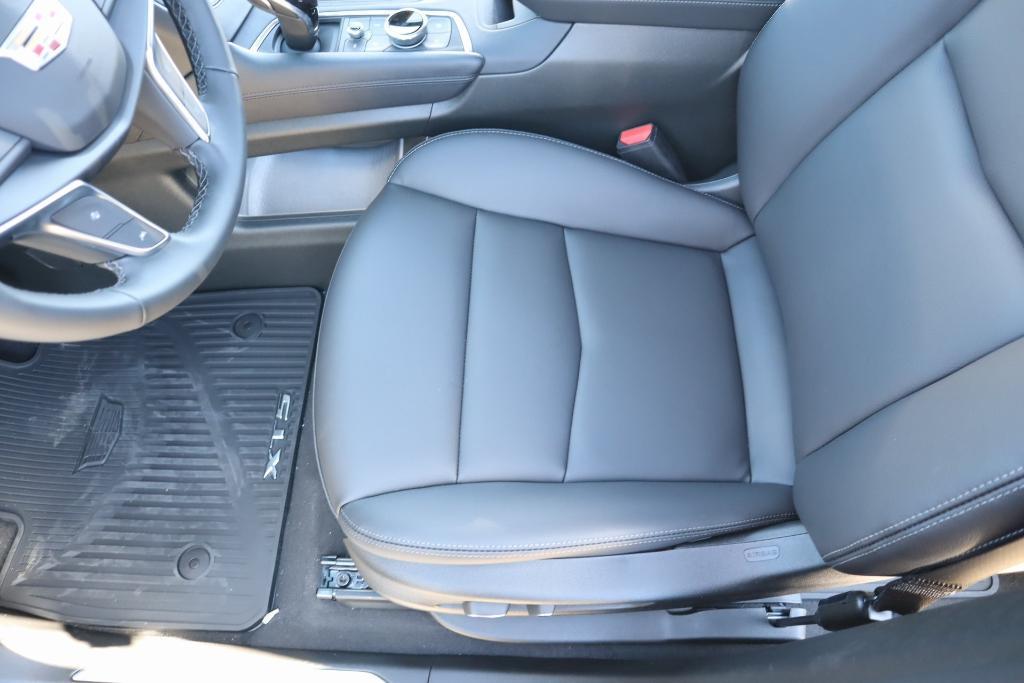 new 2025 Cadillac XT5 car, priced at $40,648