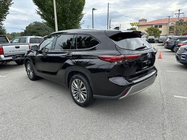 used 2020 Toyota Highlander car, priced at $35,395