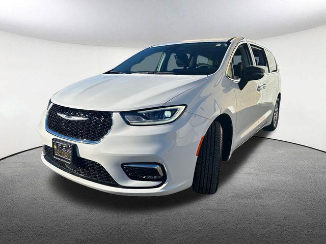 new 2024 Chrysler Pacifica car, priced at $38,859