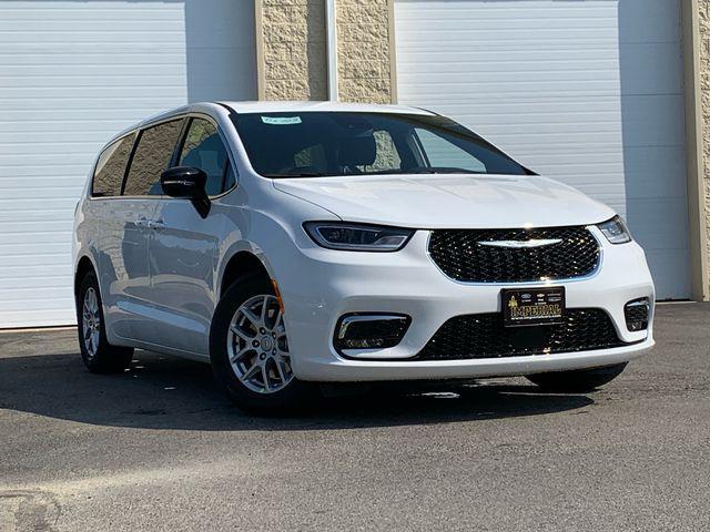 new 2026 Chrysler Pacifica car, priced at $39,543