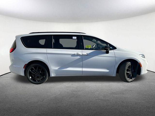 new 2025 Chrysler Pacifica car, priced at $52,422