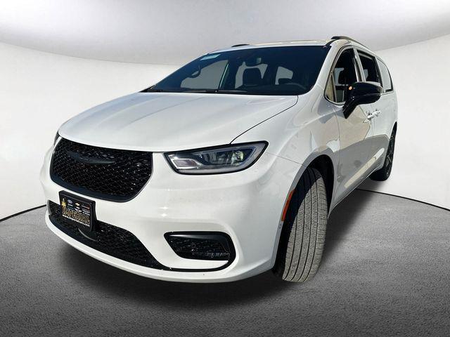 new 2025 Chrysler Pacifica car, priced at $52,422