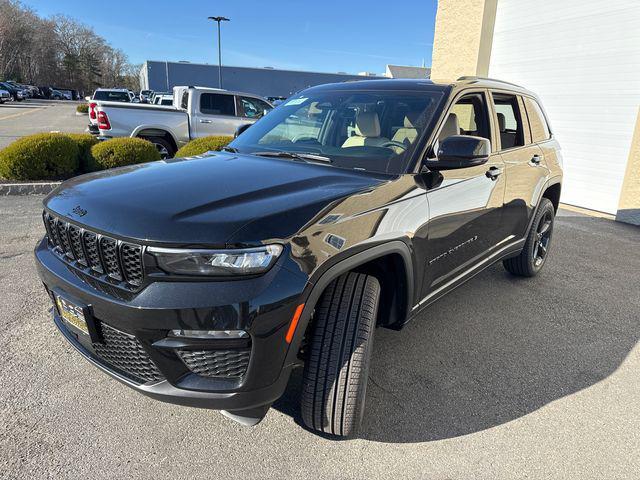 new 2025 Jeep Grand Cherokee car, priced at $49,424