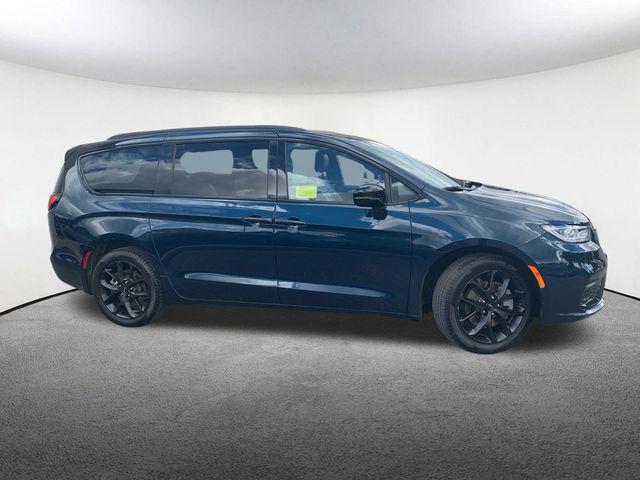 used 2024 Chrysler Pacifica car, priced at $48,977