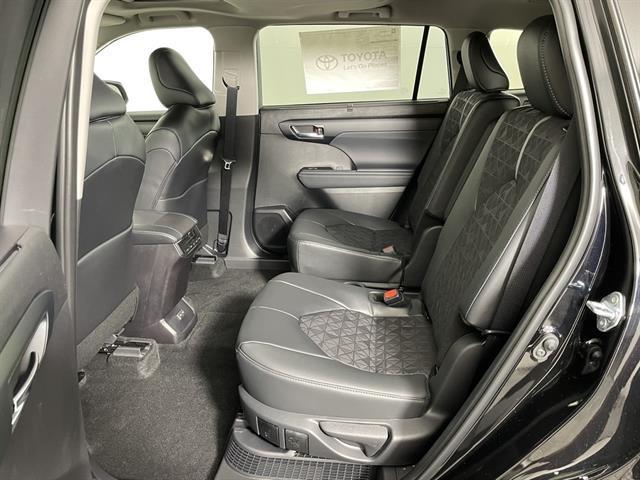 new 2025 Toyota Highlander Hybrid car, priced at $50,233