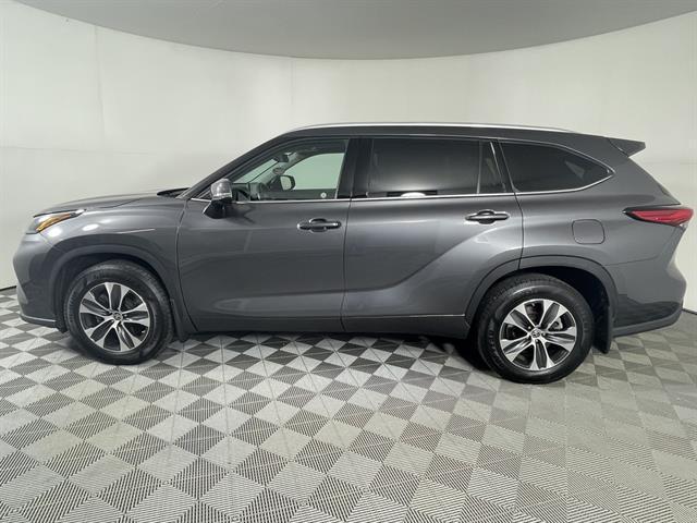 used 2022 Toyota Highlander car, priced at $37,500