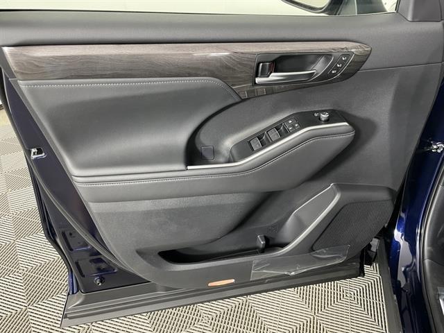 new 2025 Toyota Highlander car, priced at $54,143
