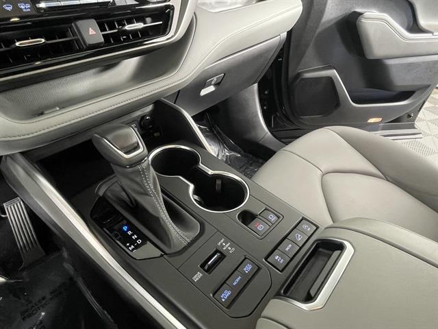 used 2022 Toyota Highlander car, priced at $39,288