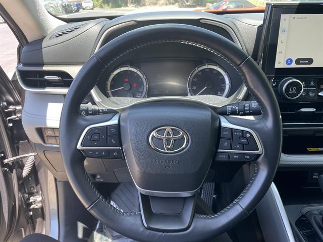 used 2023 Toyota Highlander car, priced at $41,999