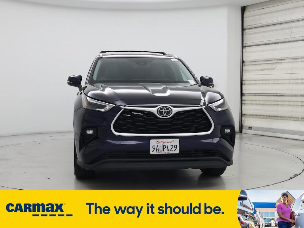 used 2022 Toyota Highlander car, priced at $34,998