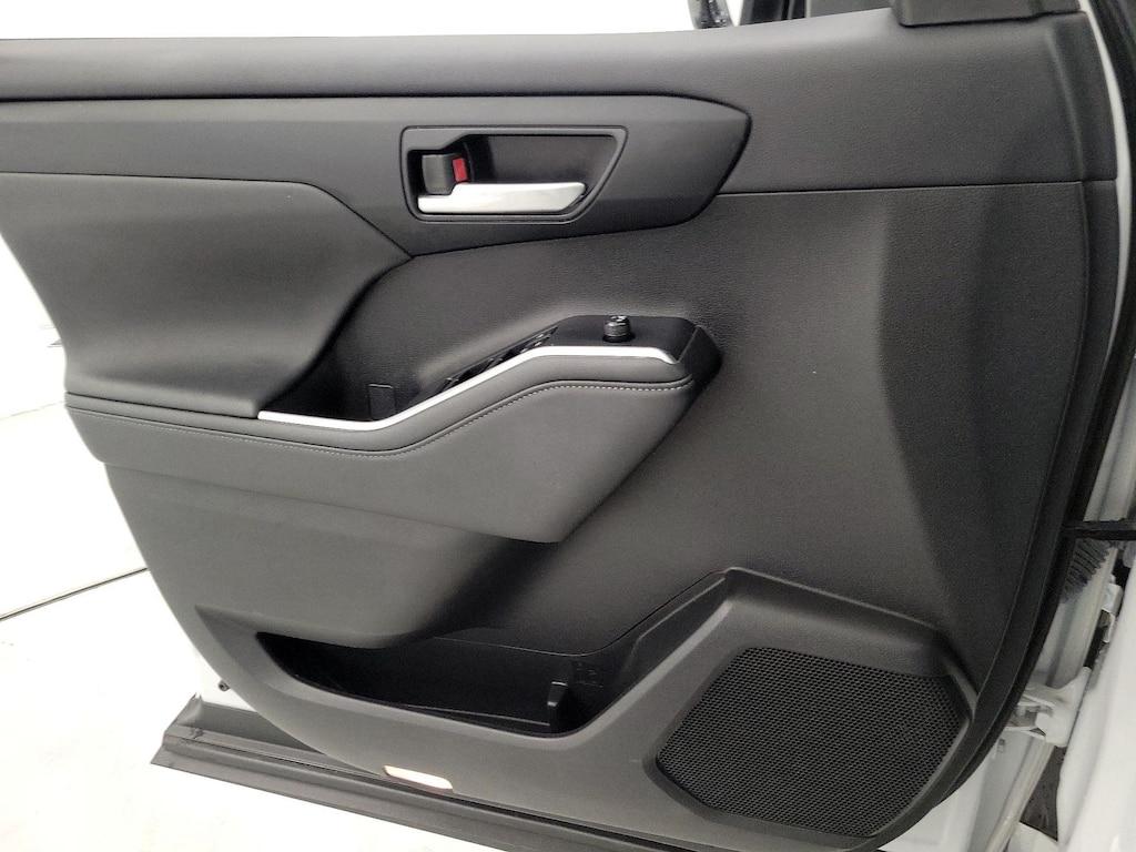 used 2023 Toyota Highlander car, priced at $40,998