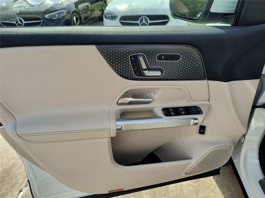 new 2025 Mercedes-Benz GLB 250 car, priced at $48,485