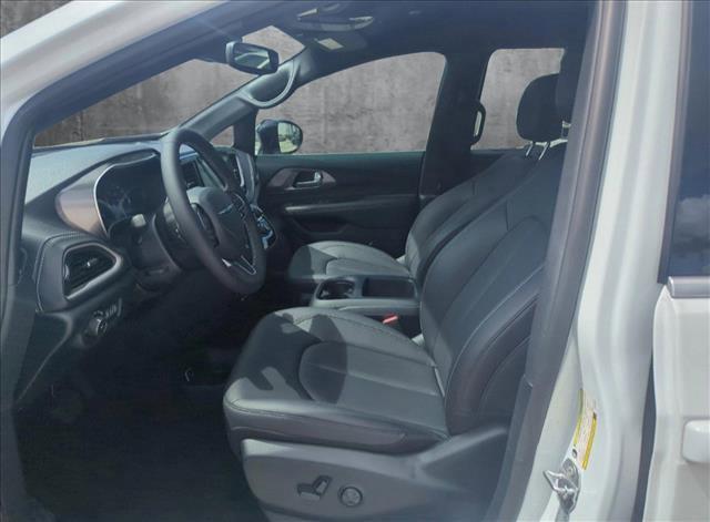 new 2025 Chrysler Pacifica car, priced at $45,457