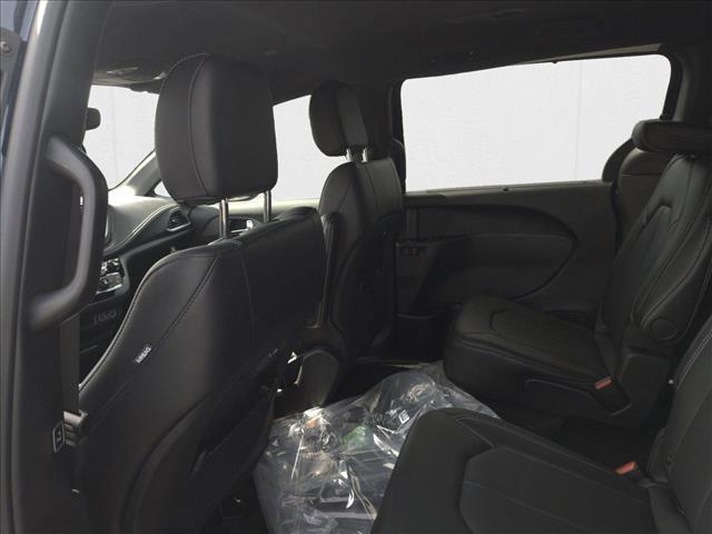 new 2025 Chrysler Pacifica car, priced at $35,638