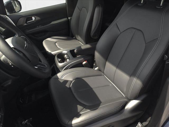 new 2025 Chrysler Pacifica car, priced at $35,638