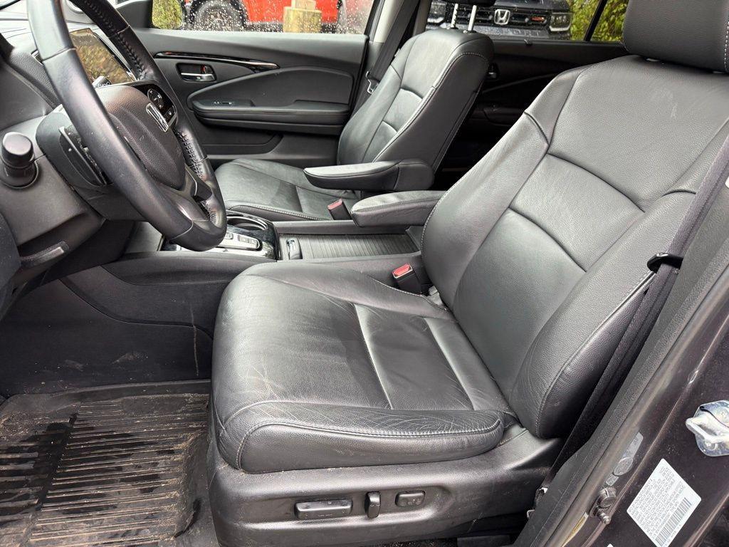 used 2022 Honda Pilot car, priced at $32,999