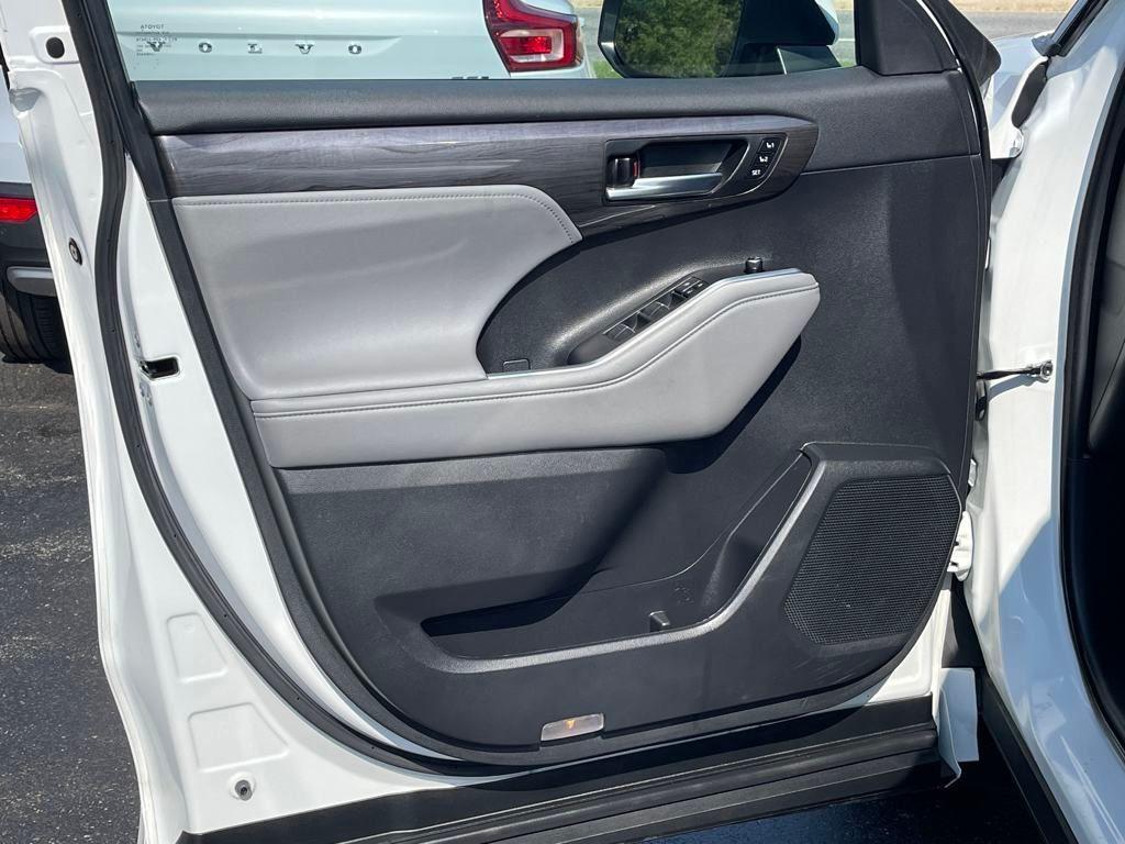 used 2022 Toyota Highlander car, priced at $39,472
