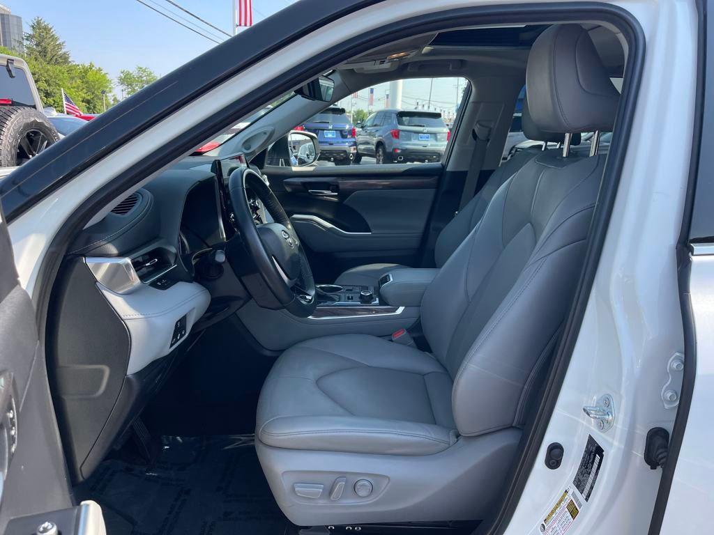 used 2022 Toyota Highlander car, priced at $39,472