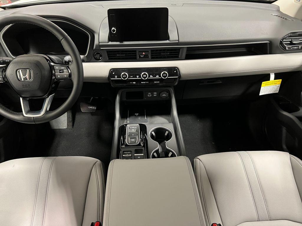 new 2025 Honda Pilot car, priced at $49,657