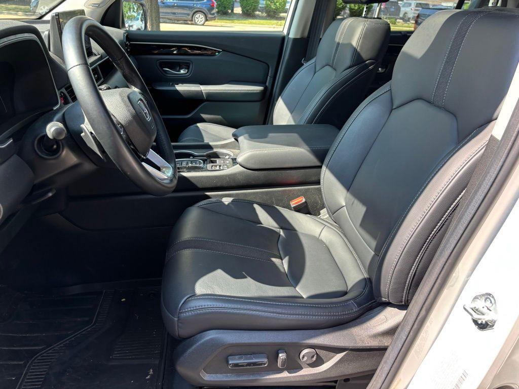 used 2025 Honda Pilot car, priced at $47,588