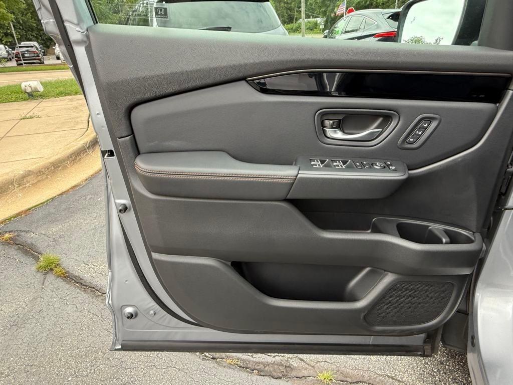 used 2025 Honda Pilot car, priced at $46,988