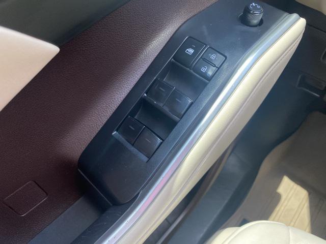 used 2021 Toyota Highlander car, priced at $27,925