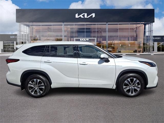 used 2022 Toyota Highlander car, priced at $38,626