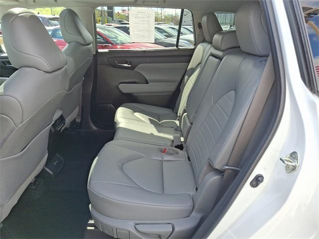 used 2022 Toyota Highlander car, priced at $38,626