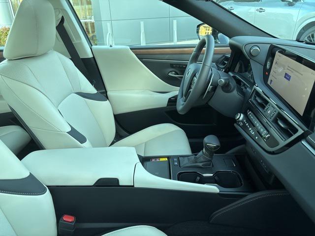 new 2025 Lexus ES 300h car, priced at $51,324