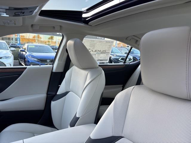 new 2025 Lexus ES 300h car, priced at $51,324