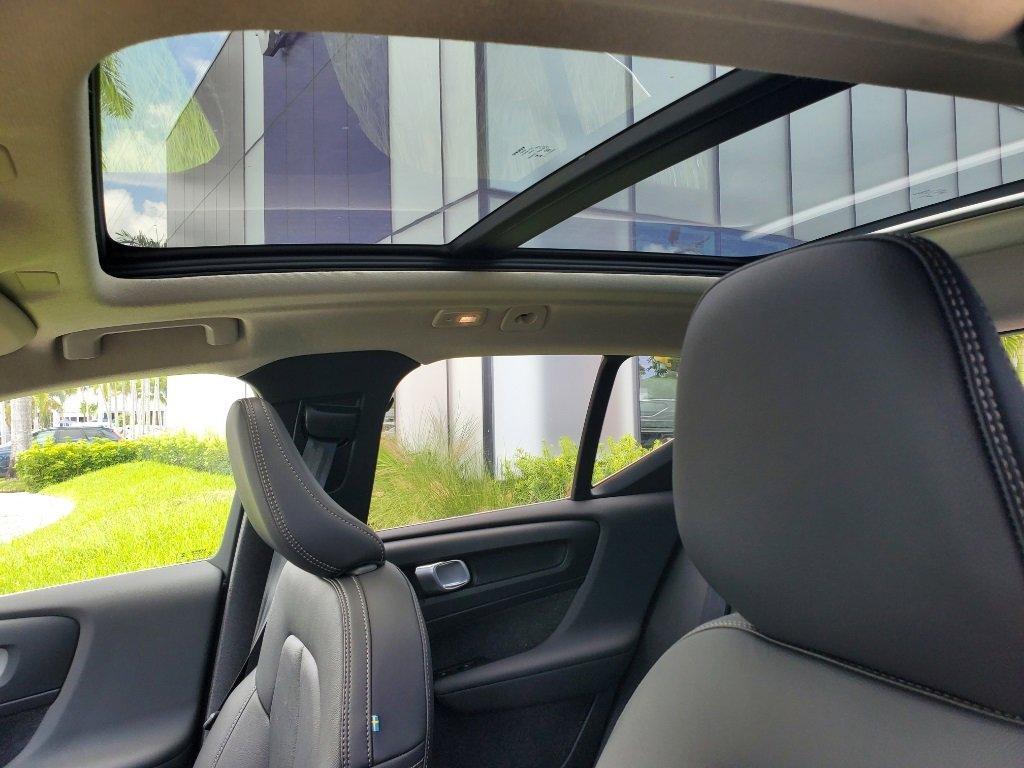 new 2025 Volvo XC40 car, priced at $45,015
