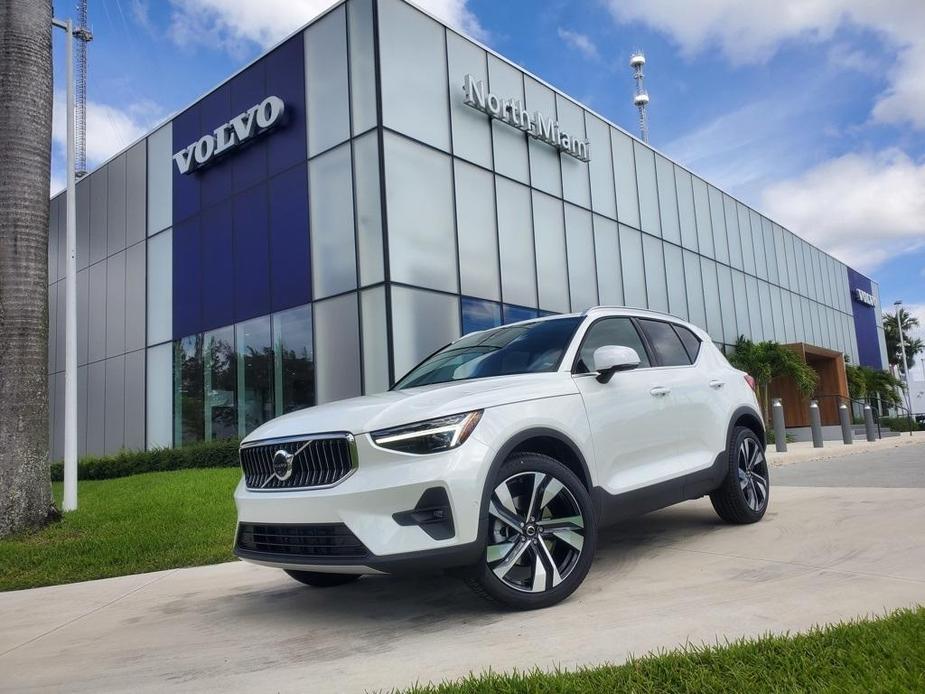 new 2025 Volvo XC40 car