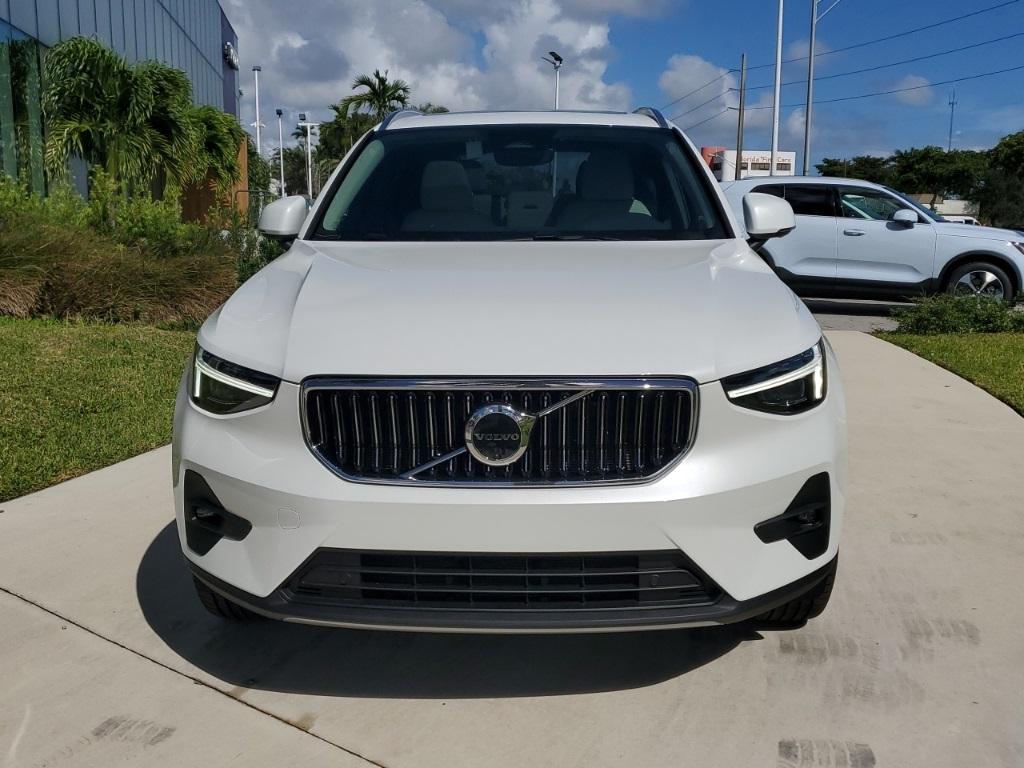 new 2025 Volvo XC40 car