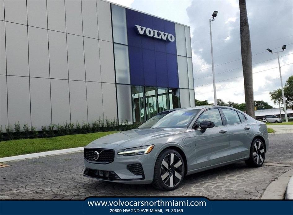 new 2024 Volvo S60 Recharge Plug-In Hybrid car