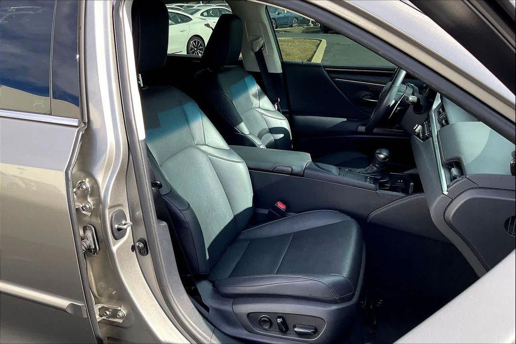 used 2021 Lexus ES 300h car, priced at $28,998