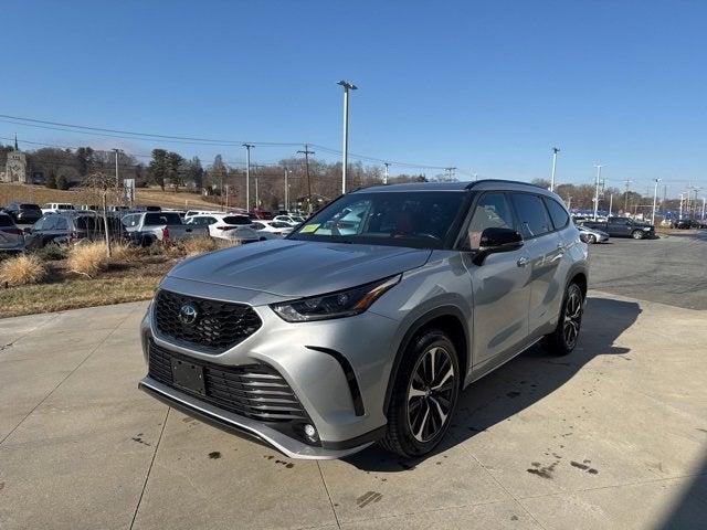 used 2022 Toyota Highlander car, priced at $38,313