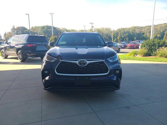 used 2024 Toyota Highlander car, priced at $34,334