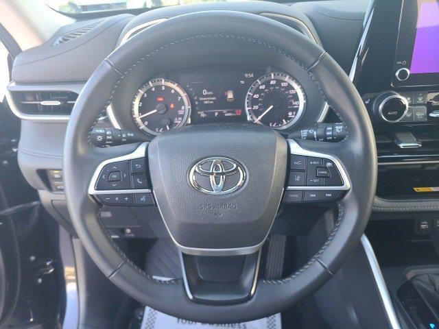used 2024 Toyota Highlander car, priced at $34,334