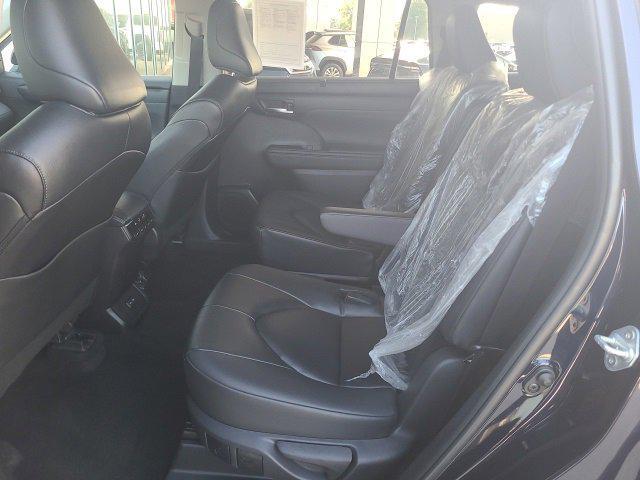 used 2024 Toyota Highlander car, priced at $34,334